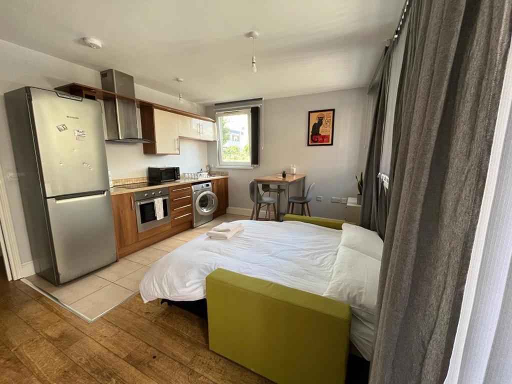 London Modern Flat Near Transports Apartment Exterior photo